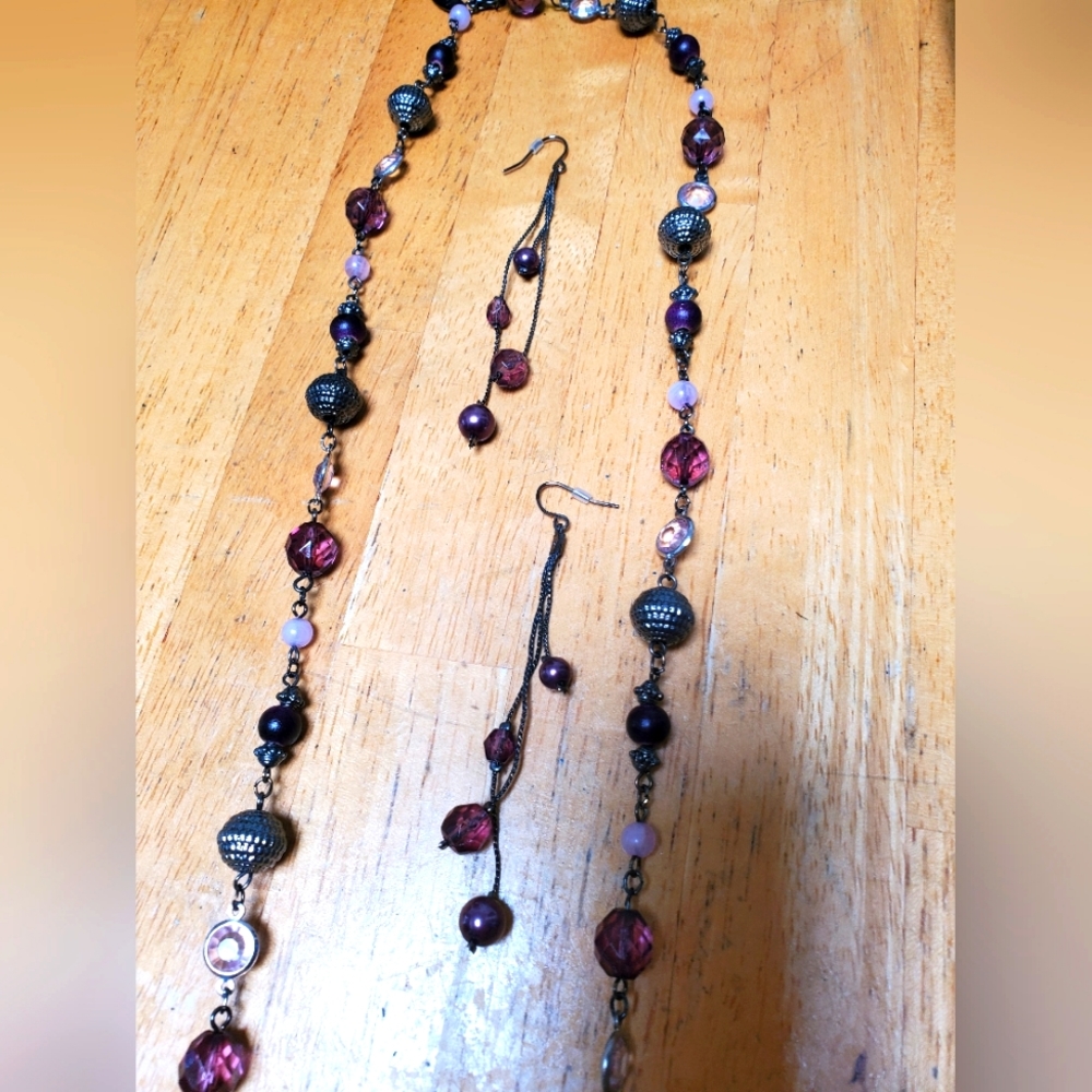Ann Taylor EUC necklace and earrings purple and cranberry pearls and beads